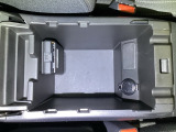 【アームレストコンソール】すぐに取り出せる便利なスペース。スマート収納ですっきり快適な車内に。