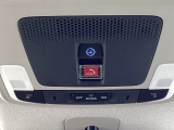 車内天井の赤い「SOS」ボタンは、事故・急病・危険を感じた際にワンプッシュでHonda緊急サポートセンターへつながる緊急通報機能です。