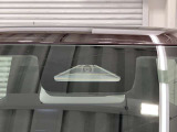 【デュアルセンサーブレーキサポートII】フロントガラス上部にあるセンサー部です。単眼カメラとミリ波レーダーで車両前方の状況を検知し各種制御を行います。衝突被害軽減ブレーキ・誤発進抑制機能 等