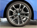 BMWの純正アロイホイールは軽量かつ強度にも優れているホイールで走行性能を引き上げる設計になっております。足元にもBMWは妥協がなくこだわっている個所になります。