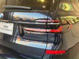 BMWのテールランプはプレスラインへと続く形状のため、統一感のある綺麗なラインを演出しております。