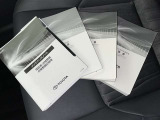 メンテナンスノート、取扱説明書ですね。 車の情報が凝縮されています。 車の整備記録が記載されている大事な物ですよ。