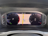 【Digital Cockpit Pro】基本の速度計とタコメーターの表示に加え、中央にドライビングデータやマップなどを少ない視線移動で視認できます。
