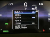 【ブラインドスポットモニター】後側方から接近する車両を検知。 衝突の危険があると判断した場合、ドアミラー表示や警報音でドライバーに注意を促します。
