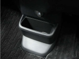 ◆センターロアボックス◆インパネ中央の下部には、ごみ箱としても使用する事ができるセンターロアボックスを装備しております。