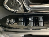 【パワーウィンドウスイッチ】ワンタッチで、パワーウインドウやドアミラーを操作できます。