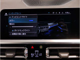 【ⅰドライブナビゲーション】文字情報も鮮明に表示する高解像度カラーディスプレイを採用。視認性に優れた地図デザインと特徴的な建造物を目印にした描写表示で現在位置を把握できます。地図データの更新も可能です