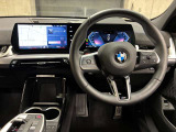 【ハンドル】ドライバーとBMW車の一体感がダイレクトに伝わるステアリングホイール。形状・太さへの拘りに加えて、操作性を高める為にスイッチ類も配置。クイックかつ安定のドライビングを体感下さい!