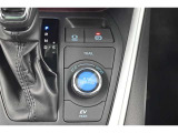 電動パーキングブレーキを搭載。スイッチ操作でパーキングブレーキを作動・解除することが可能です。