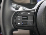 ハンドルにオーディオ操作用スイッチを備え、手を放さずに操作可能。安全性と利便性を両立しています。