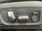 【メモリー機能付きパワーシート】運転手が代わってもボタン一つで設定ポジションに。常にご自身のドライブ設定が整います。