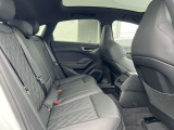 体を支えるためにシートを硬めにしております。長時間の運転でも疲れにくいように、サポート力重視で設計されております。