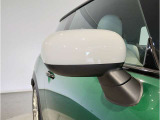 ドアミラーにはLEDウインカーが埋め込まれており、対向車からの視認性を高めております。