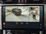 【3Dサラウンドカメラ】周囲の安全確認をアシストする機能です。3D車外ビュー、360&deg;オーバーヘッドビューを 利用して、狭いスペースでも安心、スムーズに運転操作ができます。
