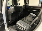 【リアシート】屋根までの高さがある車のため、大人の方でも圧迫感が少なく乗車出来ます。足元は広く取られているため、ゆったりとお乗り頂けます。