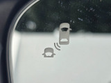斜め後ろの死角にいる車両の存在を光って知らせてくれる機能です。車線変更時の安全運転をスマートにサポートいたします。