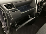 何かと便利なグローブボックス。メンテナンスノートや車検証、ちょっとしたメモと筆記用具等を入れておくとあればもしもの時にも便利ですね。