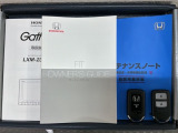 スマートキーは鍵をバッグに入れたままでもドアロックの開閉やエンジンのON・OFFができます。夜間や雨の日も鍵を探さなくて良いので便利です。