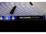 バックをするとき自動でリアの様子が映る『リアカメラ』付き!ナビ画面で確認しながらバックができ、ガイドラインで距離感がつかめるので後ろの壁も安心ですね。でも、周りへの目視も忘れないでくださいね!