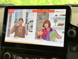 停車時にテレビを視聴可能。お子様連れのご旅行などにも便利です。移動中の視聴は安全のためお控えください。