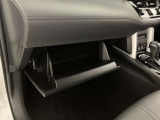 何かと便利なグローブボックス。メンテナンスノートや車検証、ちょっとしたメモと筆記用具等を入れておくとあればもしもの時にも便利ですね。