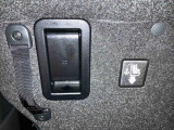 リヤシート背面のレバーで、荷室側からもスライド操作ができます。