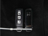 ◆スマートキー◆カギをバッグやポケットに入れたままでもドアロックの開閉ができる『スマートキー』付き!雨天や暗くなってもカギを取り出す必要がなくドアの開錠&エンジンも始動できます