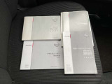 取り扱い説明書、保証書そろっています。おクルマの点検整備や保証内容がきちんと記録されているから安心です。
