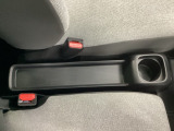 運転席からも助手席からも自由に使えるドリンクホルダー付。【センターロングコンソールトレー】ちょっとした小物を置くのに便利です。