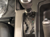 操作しやすいATシフトです。シフトチェンジを気にしなくてよいので運転だけに集中できますね。自然と手に届くところにある、手になじむ形状のシフトノブがいいですね。