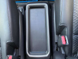 運転席と助手席の間にはバッグを置くのにぴったりな小物置きがございます(^^♪ 女性の大き目なバッグもすっぽり(*'&omega;'*)