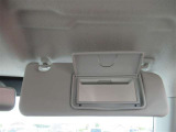 運転席側サンバイザーにエチケットミラーが付いてます!