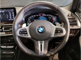 【ハンドル】ドライバーとBMW車の一体感がダイレクトに伝わるステアリングホイール。形状・太さへの拘りに加えて、操作性を高める為にスイッチ類も配置。クイックかつ安定のドライビングを体感下さい!