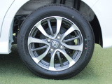 純正のアルミホイールが足元を飾ります!タイヤサイズは155/65R14になります。
