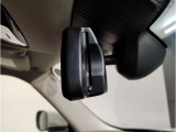 【ルームミラー一体型ETC車載器】ルームミラーの裏側に目立たない様に配置されたETCカード挿入口。スタイリッシュ且つ機能的なものとなっております。