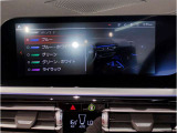 【ⅰドライブナビゲーション】文字情報も鮮明に表示する高解像度カラーディスプレイを採用。視認性に優れた地図デザインと特徴的な建造物を目印にした描写表示で現在位置を把握できます。地図データの更新も可能です