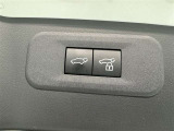 電動式バックドアです。 荷物を持ったままでもボタン一つで自動的に開け閉めできるので便利ですよ。 挟み込み防止機能も付いていますのでお子様の手や荷物を挟み込むのを防いでくれますよ。