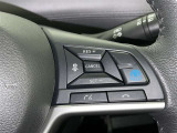 ステアリングスイッチ付き。前方から目を離すことなく操作することが可能です。