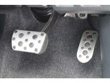 ゴムの滑り止めを組み合わせたアルミ製スポーツペダルです。靴が濡れていても滑りにくく、快適なドライブが楽しめます♪