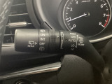 レバーをAUTOの位置にしているとき、レインセンサーが雨を感知すると、雨量に応じてワイパーが自動で作動してくれるオートワイパーを装備!設定変更で非作動にすると、間欠作動に固定されます。