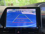 後方の様子を画面で確認しながら駐車でき、車庫入れや狭い場所での切り返しをサポートします。目安となるガイド線も表示されるため、周囲を確認しながら落ち着いて操作しやすい装備です。