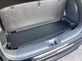 パーセルカバーは取り外しも可能で、荷室床下の空間に収納が可能です。