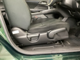 【前席】運転席にはシート高を調整できるハイトアジャスターが装備され、幅広いシートポジションの設定が可能になっております♪