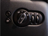 MINIのオートライトは積極的にライトをつけることにより、自車の存在を周囲に向けアピールいたします。それは安全性への配慮でもあります。
