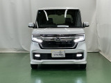 LEDヘッドライトを装備しています。LEDヘッドライトはとても明るく、雨の日や夜間走行も安全・安心です。オートライトコントロール付きで周囲の明るさに応じて自動で点灯・消灯します