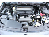エンジンルーム!国産車ではスバルしか採用していない水平対向エンジンです。車の低重心化に貢献!「走る」、「曲がる」、「止まる」という車の基本性能を高め、運転に「安心」と「愉しさ」を提供します。