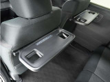 ◆シートバックテーブル◆フロントシートの背面に後席用のテーブルがついています。小物が置けて!カップホルダーもあります、ドライブ中や休憩時にも便利なテーブルです。