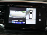 360度モニター搭載車ですので、低速時での不安を解消してくれます。この写真は左側はバックカメラですが、前進時にはフロントカメラにもなりますので歩行者や縁石なども確認することが可能です。