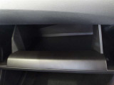 クリーニング済みですので清潔感があり気持ち良く乗っていただけます。車検証などの収納に便利なグローブボックスです。