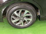 純正アルミホイールです。足元が引き立つので、車全体のイメージがアップしますよ!